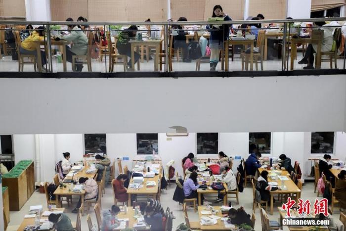 资料图
：考研学生在贵州民族大学逸夫图书馆看书复习�。中新社记者 瞿宏伦 摄